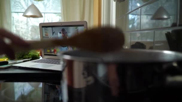 オンラインストリーム放送ビデオブログ家庭のキッチンでおいしいと健康食品に関するチュートリアル — ストック動画