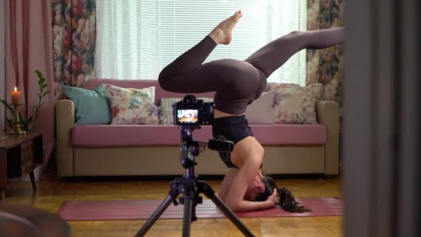 Kvinna som tränar yoga i sin lägenhet — Stockvideo