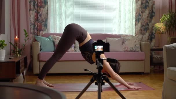 Donna che pratica allenamento di yoga nel suo appartamento — Video Stock