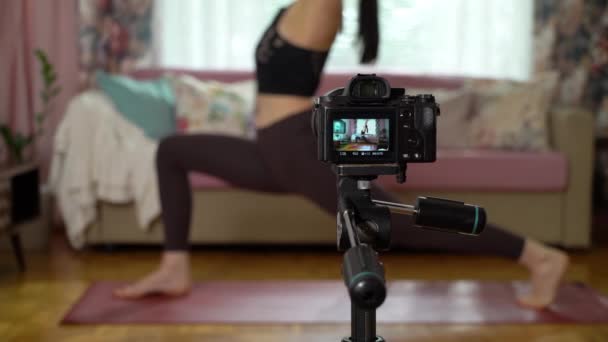 Mujer practicando yoga en su apartamento — Vídeo de stock