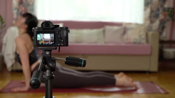 Γυναίκα εξάσκηση γιόγκα στο διαμέρισμά της — Αρχείο Βίντεο
