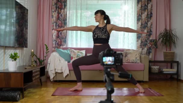 Jóga edzést gyakorló nő a lakásában — Stock videók