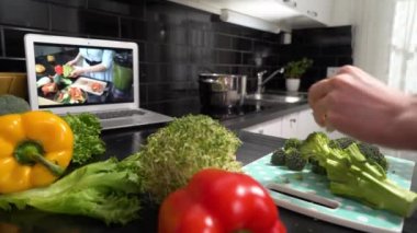 Ev mutfağındaki lezzetli ve sağlıklı yiyecekler hakkında çevrimiçi yayın video blogu öğretimi