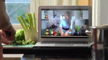 Ev mutfağındaki lezzetli ve sağlıklı yiyecekler hakkında çevrimiçi yayın video blogu öğretimi