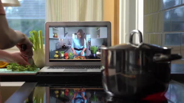 Transmissão on-line vídeo blog tutorial sobre comida saborosa e saudável na cozinha doméstica — Vídeo de Stock