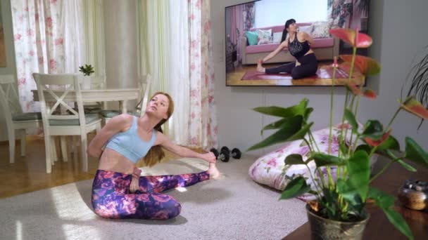 Vrouw na yoga online video tutorial in haar woonkamer — Stockvideo