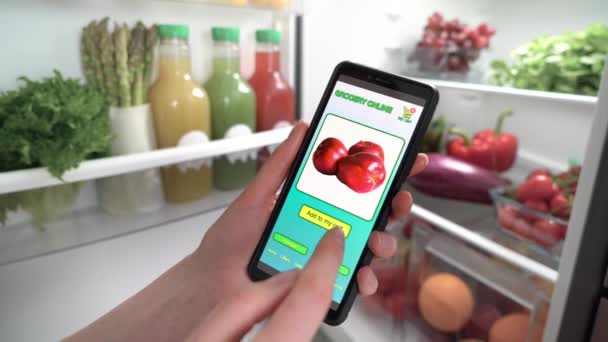 การสั่งซื้ออาหารเพื่อสุขภาพมังสวิรัติออนไลน์โดยใช้แอพสมาร์ทโฟน . — วีดีโอสต็อก