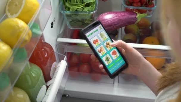 Заказ вегетарианской здоровой пищи онлайн с помощью приложения смартфона. — стоковое видео