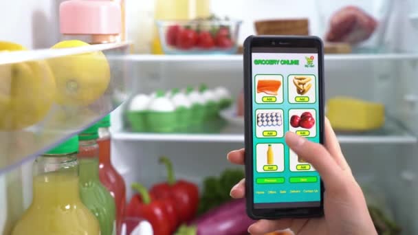 Заказ еды онлайн с помощью приложения для смартфонов — стоковое видео