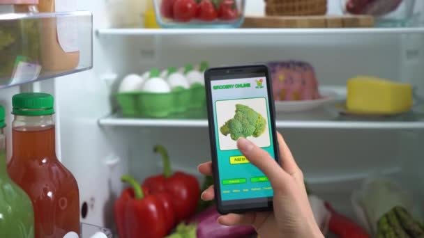 Заказ еды онлайн с помощью приложения для смартфонов — стоковое видео