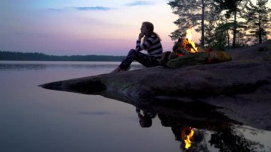 Finlandiya 'da yaz ortasında gece gün batımı
