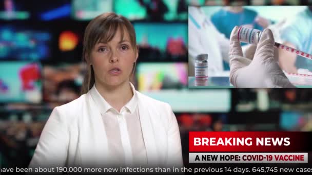 TV studio presentatore di notizie parlando di ultime notizie su coronavirus e vaccinazione — Video Stock