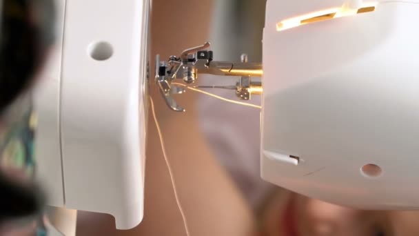 Mamá enseñando a su hija a coser usando una máquina de coser en la guardería en casa — Vídeos de Stock