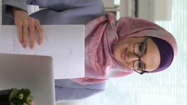 Profesionální mladá muslimská obchodní žena, která se směje na kameru — Stock video
