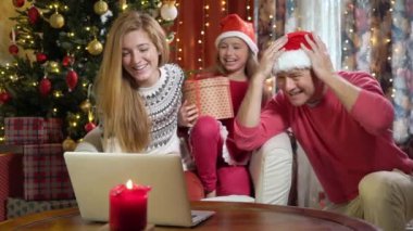 Aile, Noel arifesinde internette akrabalarınızı selamlar..