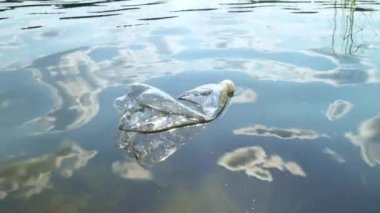 Doğadaki plastik çöpler. Suda yüzen kullanılmış şişe..