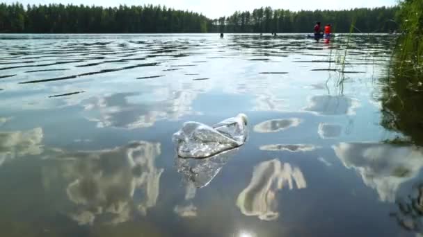 Sampah plastik di alam. Digunakan botol mengambang di air. — Stok Video