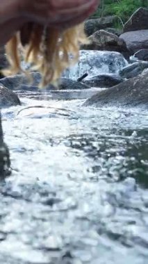 Yazın temiz bir ormandan tatlı su içen genç bir kadın. Saf doğa, huzur ve ferahlık. Vahşi doğada sakin bir an, doğa ve doğal yaşam arasındaki bağın sembolü..