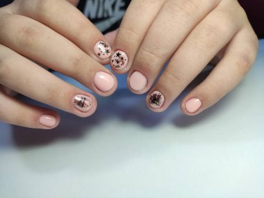 İnanılmaz doğal tırnaklar. Temiz manikürlü kadın elleri. Jel cilası uygulandı.