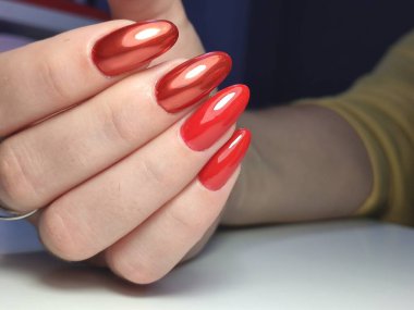 İnanılmaz doğal tırnaklar. Temiz manikürlü kadın elleri. Jel cilası uygulandı.