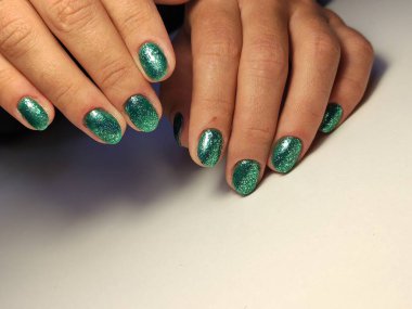 Arkaplanda güzel bir manikür, şık bir dokuda.