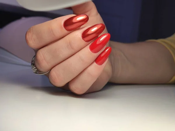 Καταπληκτικά Φυσικά Νύχια Γυναικεία Χέρια Καθαρό Μανικιούρ Εφαρμογή Βερνικιού — Φωτογραφία Αρχείου