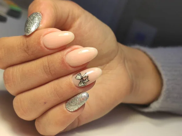 Unas Uñas Naturales Increíbles Las Manos Las Mujeres Con Manicura —  Fotos de Stock