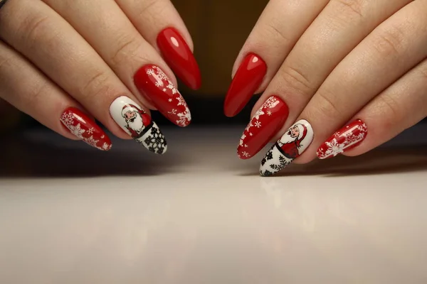 Świąteczny Manicure Paznokci Winter Holiday Styl Jasny Manicure Klejnotów Choinki — Zdjęcie stockowe