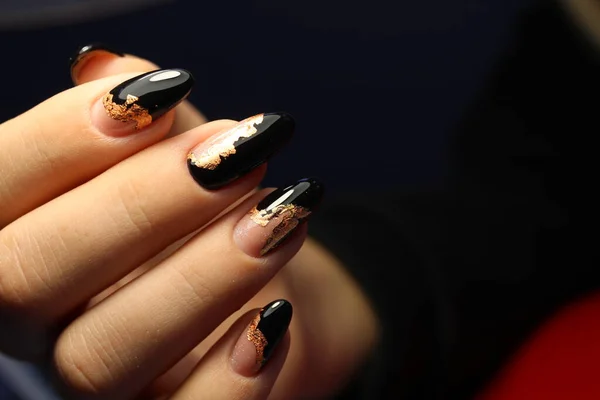 Close Foto Van Een Mooie Vrouwelijke Handen Met Elegante Manicure Rechtenvrije Stockfoto's