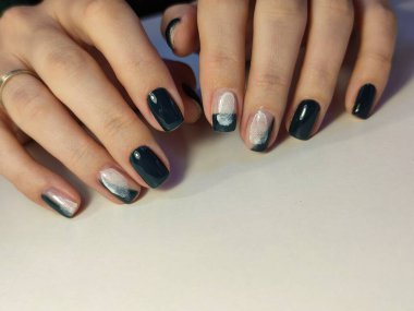 Profesyonel modern jel manikürü. Güzel eller..