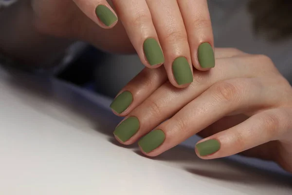 Unas Uñas Naturales Increíbles Las Manos Las Mujeres Con Manicura —  Fotos de Stock