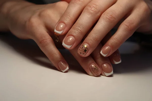 Unhas naturais incríveis. Mãos de mulheres com manicura limpa — Fotografia de Stock