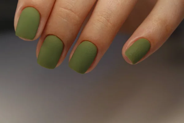 Manicure di moda di unghie su uno sfondo bello — Foto Stock