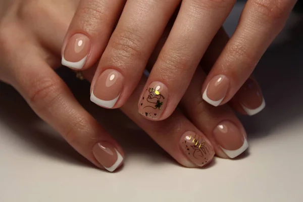 Fashion manicure van nagels op een mooie achtergrond Stockafbeelding