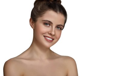 Temiz ciltli, güzel genç bir kadın..