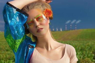 Uzun saçlı, güzel bir genç kadının yaratıcı, modaya uygun bir portresi.