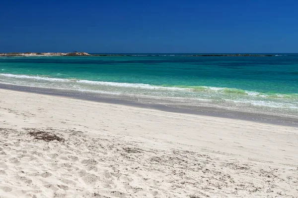 Maravillosa vista de la laguna, la costa, la playa de arena blanca y el mar azul. Isla de Djerba, Túnez — Foto de Stock