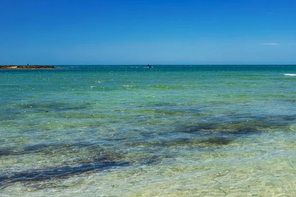 Wunderbarer Blick auf die Lagune, die Küste, den weißen Sandstrand und das blaue Meer. Insel Djerba, Tunesien — Stockfoto