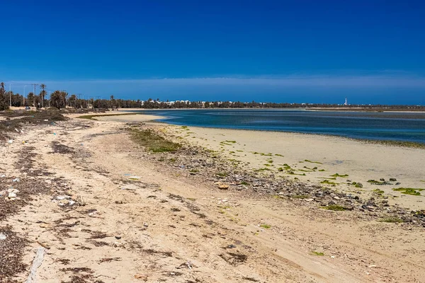Schöner Blick auf die Bucht des Mittelmeeres bei Ebbe auf der Insel Djerba, Tunesien — Stockfoto