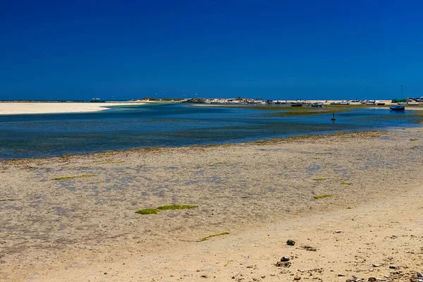 Bela vista da baía do Mar Mediterrâneo na maré baixa na ilha de Djerba, Tunísia — Fotografia de Stock