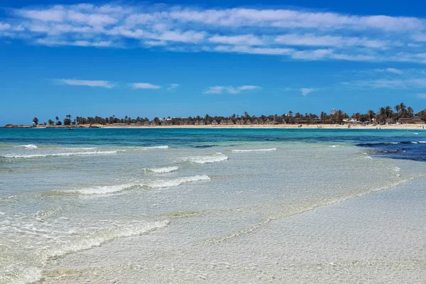 Wunderbarer Blick auf die Lagune, die Küste, den weißen Sandstrand und das blaue Meer. Insel Djerba, Tunesien — Stockfoto