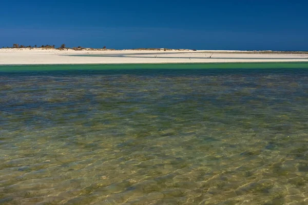 Csodálatos kilátás nyílik a lagúnára, a tengerpartra, a fehér homokos strandra és a kék tengerre. Djerba sziget, Tunézia — Stock Fotó