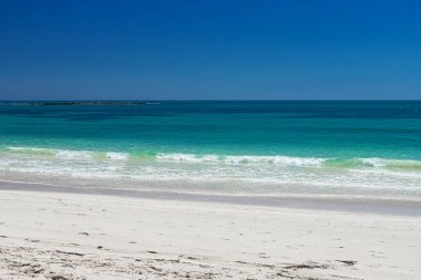 Deniz Burnu. Harika bir göl manzarası, deniz kıyısı, beyaz kumsal ve mavi deniz. Djerba Adası, Tunus
