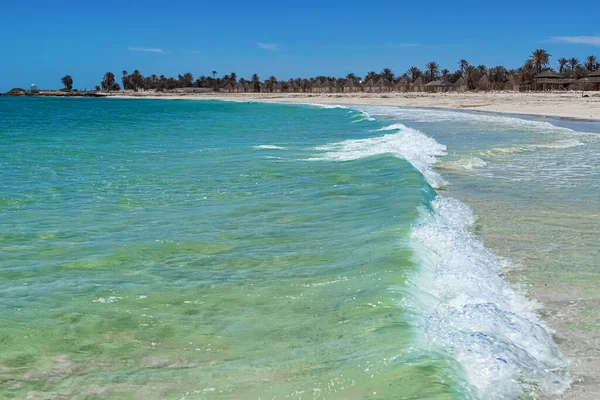 白色沙滩和蓝色大海的美丽景色 突尼斯杰尔巴岛 — 图库照片