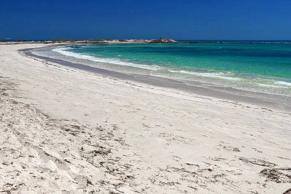 Tengerpart Csodálatos Kilátás Nyílik Lagúnára Tengerpartra Fehér Homokos Strandra Kék — Stock Fotó