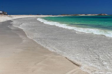 Deniz Burnu. Harika bir göl manzarası, deniz kıyısı, beyaz kumsal ve mavi deniz. Djerba Adası, Tunus