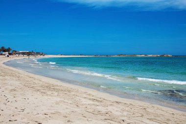 Deniz Burnu. Harika bir göl manzarası, deniz kıyısı, beyaz kumsal ve mavi deniz. Djerba Adası, Tunus