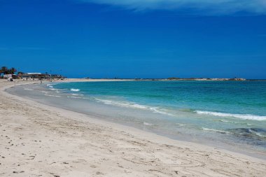 Deniz Burnu. Harika bir göl manzarası, deniz kıyısı, beyaz kumsal ve mavi deniz. Djerba Adası, Tunus