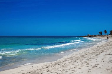 Deniz Burnu. Harika bir göl manzarası, deniz kıyısı, beyaz kumsal ve mavi deniz. Djerba Adası, Tunus