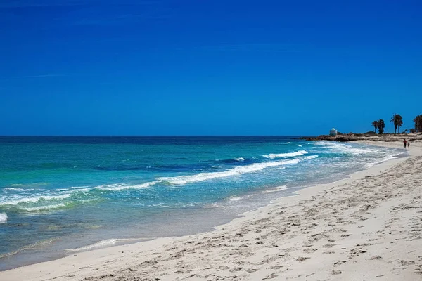 Deniz Burnu. Harika bir göl manzarası, deniz kıyısı, beyaz kumsal ve mavi deniz. Djerba Adası, Tunus
